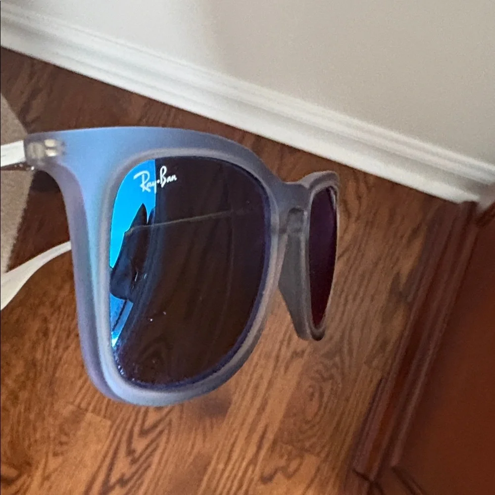 Men’s authentic Ray-Ban sunglasses comes only with case